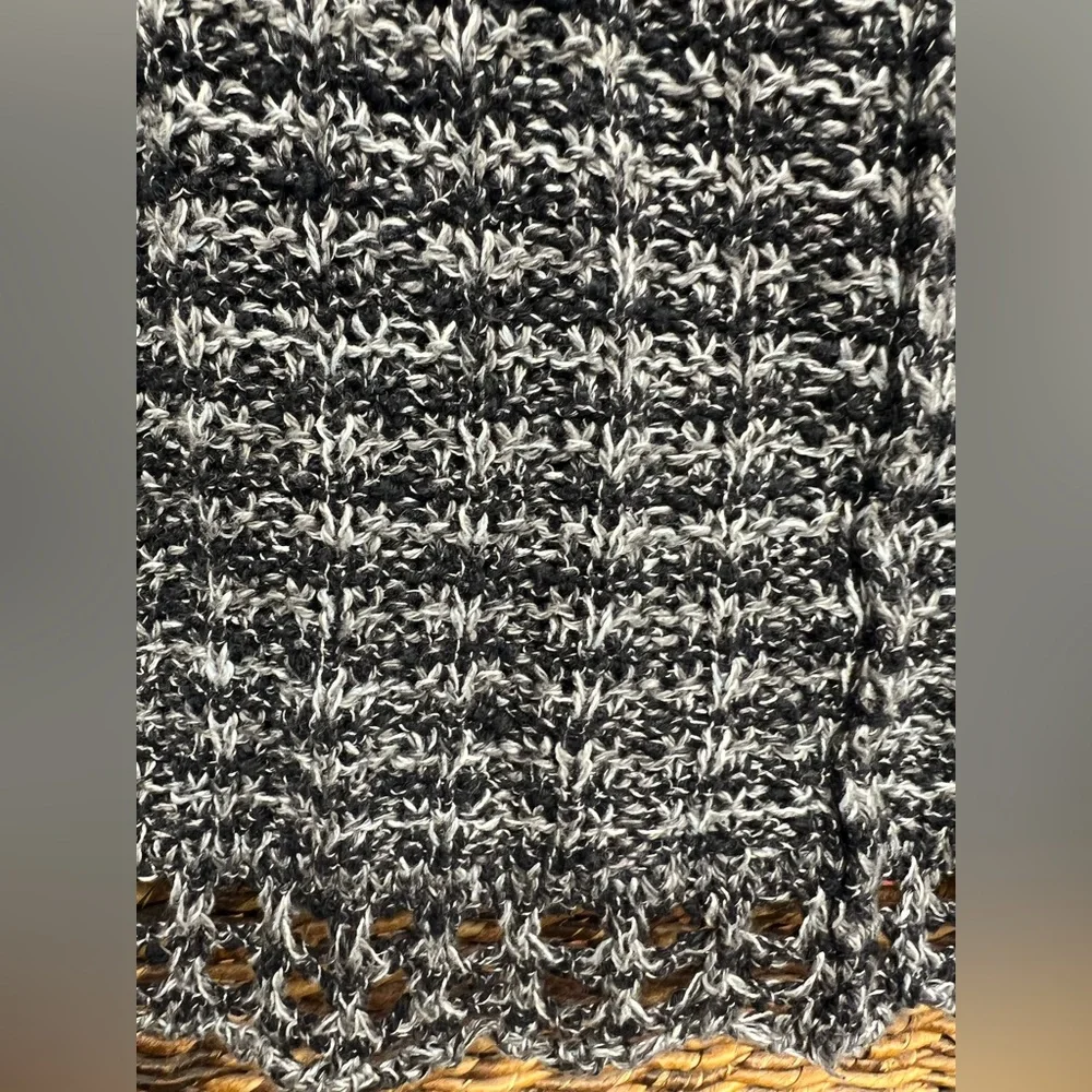 Free People- Gray Knit Cropped Sweater, Size.Medium‎